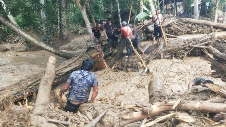 Banjir Bandang menerjang Desa Pintu Padang (Sigiring-giring) Kecamatan Ulu Barumun, Kabupaten Padang Lawas (Palas).