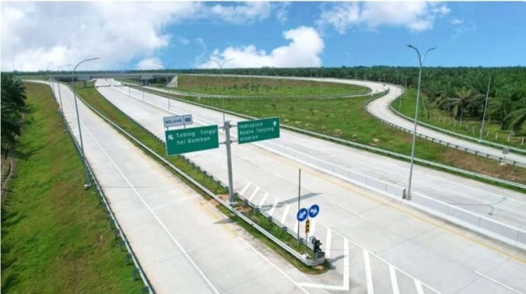 Ruas Jalan Tol Trans Sumatera yang membelah wilayah Kabupaten Asahan menuju Medan.
