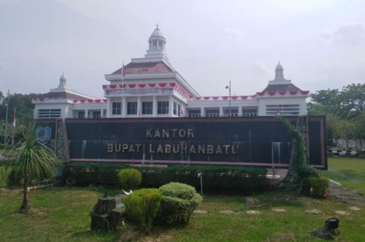 KPK menggeledah kantor Bupati Labuhanbatu Erik Adtrada Ritonga terkait kasus dugaan suap.