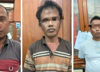 Ketiga tersangka setelah diamankan polisi.