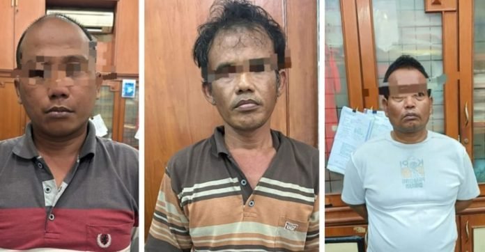 Ketiga tersangka setelah diamankan polisi.