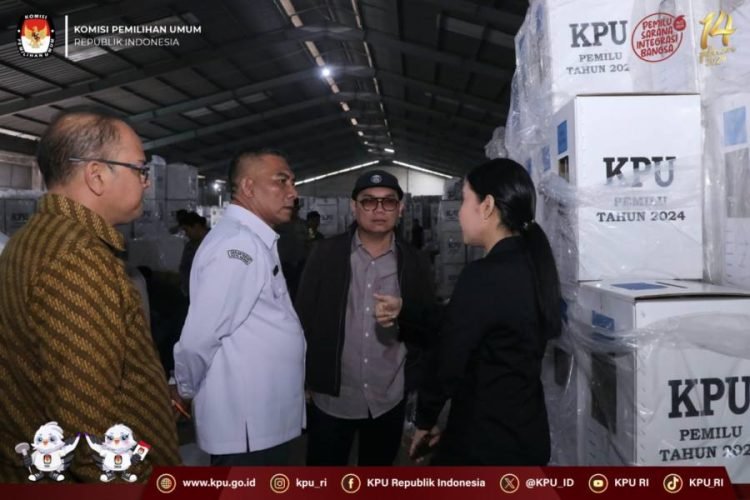 Komisioner Komisi Pemilihan Umum (KPU) RI Parsadaan Harahap menijau gudang logistik KPU Medan, di Medan, Senin.