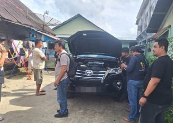 Polisi saat mengamankan mobil Fortuner dari Sipirok. 