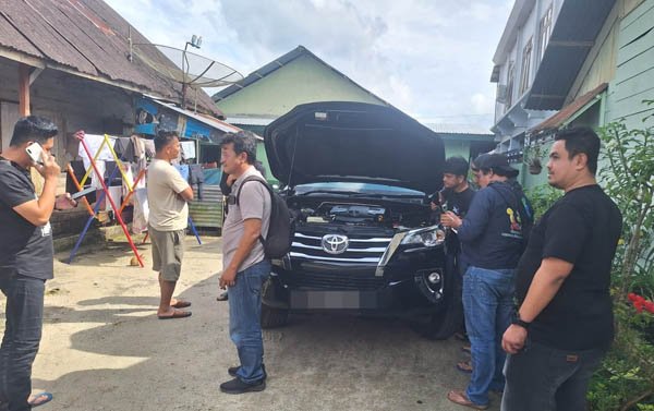 Polisi saat mengamankan mobil Fortuner dari Sipirok.