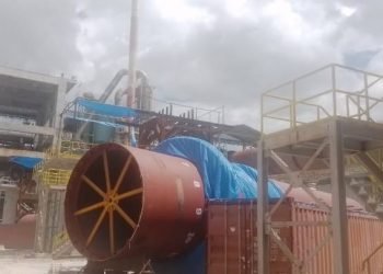 Foto bangunan Lime Kiln PT Toba Pulp Lestari dalam area pabrik.