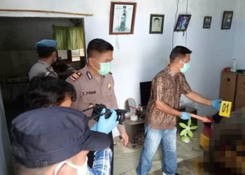 Pihak kepolisian saat melakukan olah tempat kejadian perkara. 