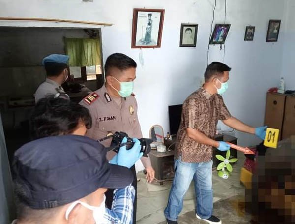 Pihak kepolisian saat melakukan olah tempat kejadian perkara.