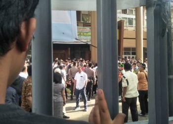 Sempat terjadi tawuran antar mahasiswa, suasana depan pagar Kampus UHN Jalan Sutomo Medan pun dijaga Polisi.
