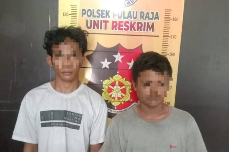 Kedua pelaku warga Labura Diamankan Polsek Pulau Raja diduga telah melakukan pencarian sepeda motor.
