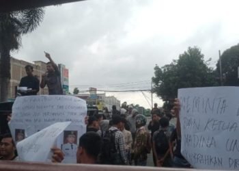 Puluhan massa yang datangi Polda Sumut untuk mendesak Bupati Madina ditangkap. 