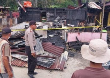 Rumah dan sepeda motor hangus terbakar di Garoga Taput. 