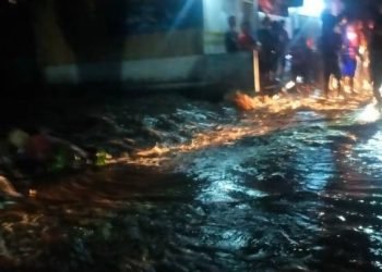 Sungai Sibolahuta di Desa Silalahi III Silahisabungan Dairi, meluap menyebabkan pemukiman rumah warga tergenang banjir, Rabu (24/1/24).