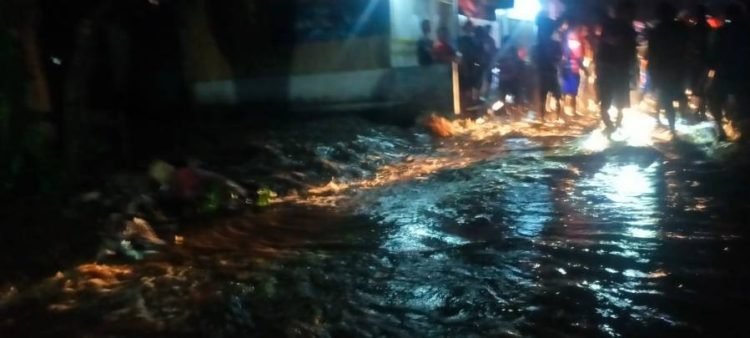 Sungai Sibolahuta di Desa Silalahi III Silahisabungan Dairi, meluap menyebabkan pemukiman rumah warga tergenang banjir, Rabu (24/1/24).