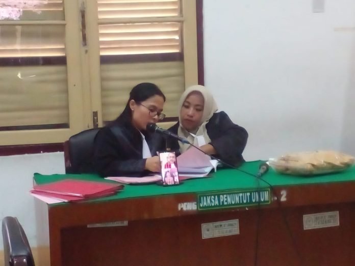 JPU membacakan dakwaan terhadap terdakwa Jumidah yang diikuti terdakwa secara daring. 