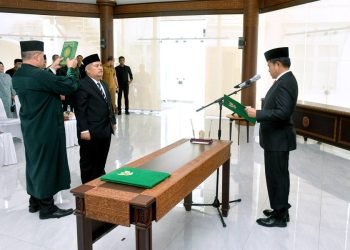 Pj Gubernur Sumut Hassanudin melantik Armansyah sebagai Wakil Ketua III Badan Amil Zakat Nasional (Baznas) Sumut, Pengganti Antarwaktu (PAW) sisa masa jabatan 2022 – 2027, di Pendopo lantai 9 Kantor Gubernur Sumut, Jalan Diponegoro Nomor 30, Medan, Senin (15/1/2024). (Diskominfo Sumut)