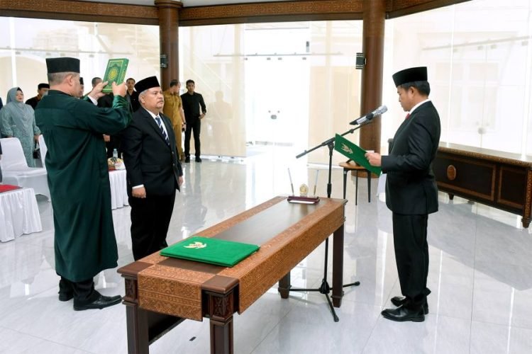 Pj Gubernur Sumut Hassanudin melantik Armansyah sebagai Wakil Ketua III Badan Amil Zakat Nasional (Baznas) Sumut, Pengganti Antarwaktu (PAW) sisa masa jabatan 2022 – 2027, di Pendopo lantai 9 Kantor Gubernur Sumut, Jalan Diponegoro Nomor 30, Medan, Senin (15/1/2024). (Diskominfo Sumut)