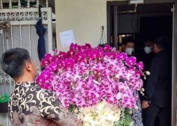 Presiden Jokowi mengirim karangan bunga ke kediaman Megawati Soekarnoputri di Jalan Teuku Umar, Menteng, Jakarta, Selasa (23/1/2024). 