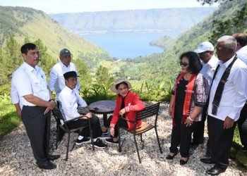 Presiden Joko Widodo bersama Ibu Negara Iriana Joko Widodo mengunjungi The Kaldera Toba Nomadic Escape, Toba Samosir, Sumut.