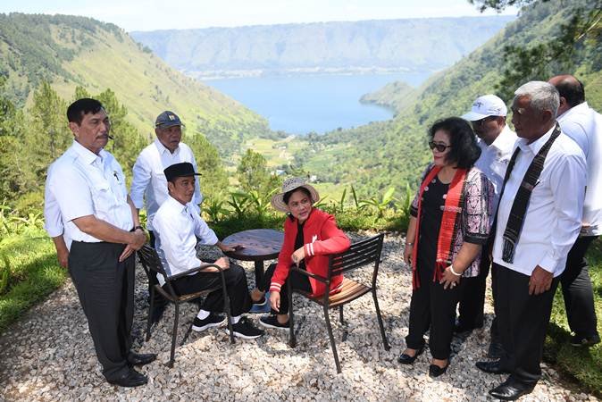 Presiden Joko Widodo bersama Ibu Negara Iriana Joko Widodo mengunjungi The Kaldera Toba Nomadic Escape, Toba Samosir, Sumut.