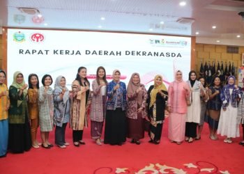 Penjabat (Pj) Ketua Dewan Kerajinan Nasional Daerah (Dekranasda) Provinsi Sumatera Utara (Sumut) Dessy Hassanudin memimpin Rapat Kerja Daerah Tahun 2024 bersama Ketua Dekranasda Kabupaten/Kota se-Sumut    di Aula Tengku Rizal Nurdin Rumah Dinas Gubernur Jalan Sudirman Nomor 41 Medan, Senin (15/1/2024). (Diskominfo Sumut)