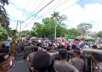 Massa Gemuruh melempari telur ke halaman kantor Wali Kota Siantar.
