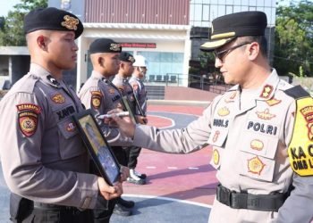 Kapolres Inhil saat melihat foto personel yang dipecat.