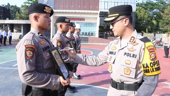 Kapolres Inhil saat melihat foto personel yang dipecat.