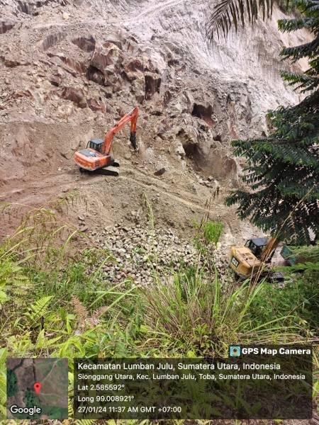 Alat berat sedang beroperasi di lokasi galian di Desa Sionggang Kecamatan Lumban Julu, Kabupaten Toba.