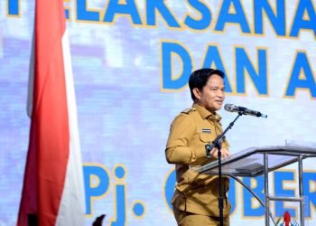 Pj Gubernur Sumatera Utara (Sumut) Hassanudin memberikan arahan dan pembekalan tentang Program Kegiatan dan Anggaran Tahun Anggaran 2024 kepada seluruh Pejabat Tinggi Pratama dan Pejabat Administrator Jajaran Pemerintah Provinsi Sumut di Aula Raja Inal Siregar Lantai 2, Kantor Gubernur Sumut Jalan Diponegoro Nomor 30 Medan, Senin (15/1). (Diskominfo Sumut)