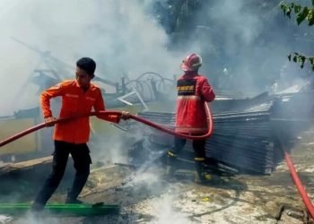 3 unit rumah semi permanen di Jalan Umar Baki Lingkungan 5 Kelurahan Limau Mungkur, Kecamatan Binjai Barat, Kota Binjai ludes terbakar, Minggu (21/1/24).