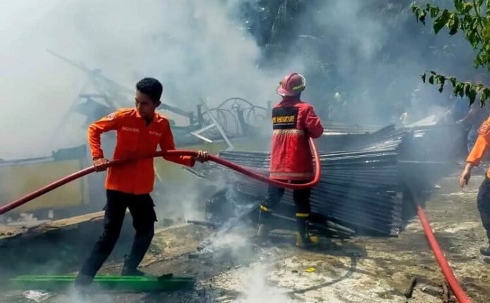3 unit rumah semi permanen di Jalan Umar Baki Lingkungan 5 Kelurahan Limau Mungkur, Kecamatan Binjai Barat, Kota Binjai ludes terbakar, Minggu (21/1/24).
