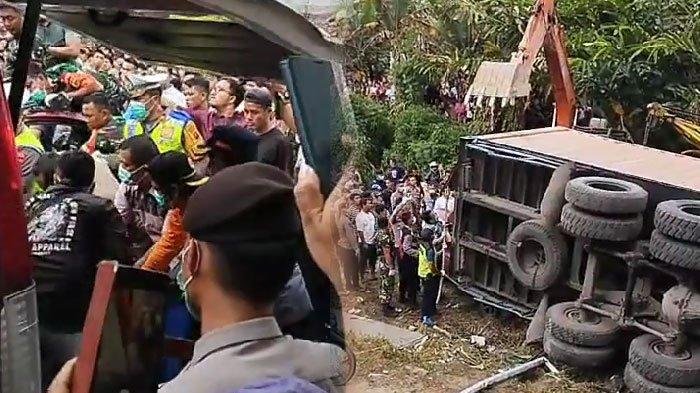 TKP lokasi tabrakan beruntun di Dusun Bulupange, Kecamatan Merek Raya.