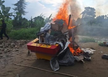 Polda Sumut membakar mesin judi usai melakukan penggerebekan.