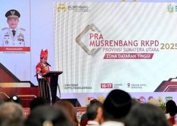 Pj Gubernur Sumut Hassanudin membuka Pra Musrenbang Tahun 2025 untuk Zona Dataran Tinggi di Ballroom Hotel Sibayak, Berastagi, Kabupaten Karo, Selasa (16/1/2024). Usai membuka Pra Musrenbang, Pj Gubernur juga menyapa warga setempat dan meninjau Bus Layanan Kesehatan yang sedang beroperasi di Pelataran Parkir Hotel Sibayak, Berastagi. (Diskominfo Sumut)
