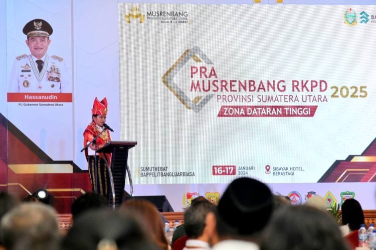 Pj Gubernur Sumut Hassanudin membuka Pra Musrenbang Tahun 2025 untuk Zona Dataran Tinggi di Ballroom Hotel Sibayak, Berastagi, Kabupaten Karo, Selasa (16/1/2024). Usai membuka Pra Musrenbang, Pj Gubernur juga menyapa warga setempat dan meninjau Bus Layanan Kesehatan yang sedang beroperasi di Pelataran Parkir Hotel Sibayak, Berastagi. (Diskominfo Sumut)