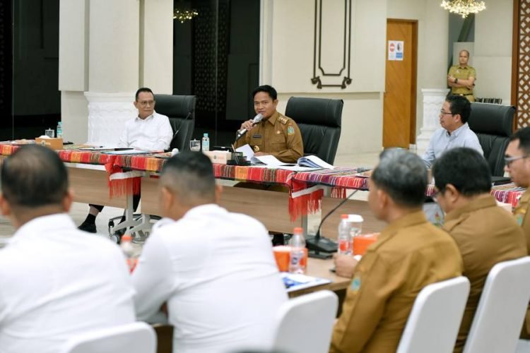 Pj Gubernur Sumut Hassanudin memimpin Rapat Persiapan PON XXI Tahun 2024 Aceh-Sumut di Aula Raja Inal Siregar, lantai 2 Kantor Gubernur Sumut, Jalan Pangeran Diponegoro Nomor 30, Medan, Senin (22/1/2024). (Diskominfo Sumut)