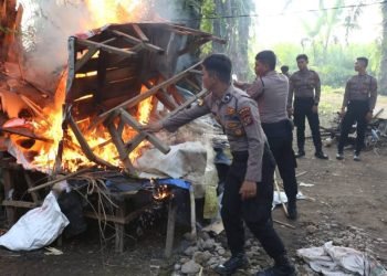 Satgas Gakkum Narkoba Polda Sumatera Utara  gerebek markas narkotika dan judi di Kampung Banten Desa Sei Mencirim, Kecamatan Kutalimbaru Kabupaten Deli Serdang,