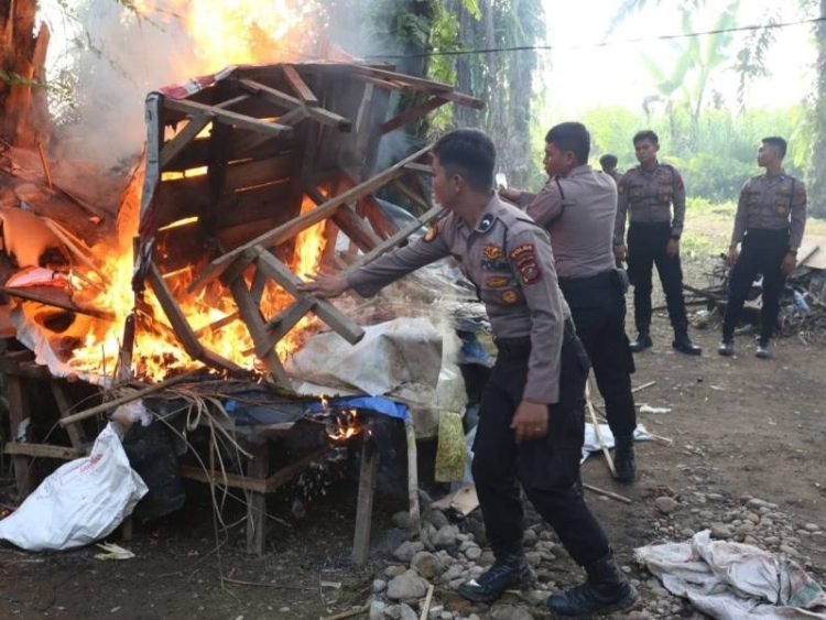 Satgas Gakkum Narkoba Polda Sumatera Utara  gerebek markas narkotika dan judi di Kampung Banten Desa Sei Mencirim, Kecamatan Kutalimbaru Kabupaten Deli Serdang,