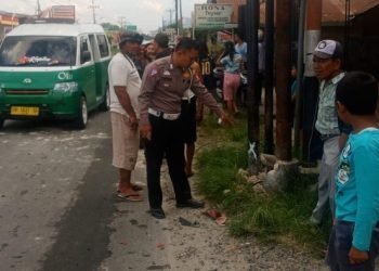 Petugas kepolisian saat olah TKP kecelakaan di Tarutung. 