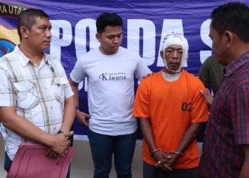 Pria yang bacok kepala sendiri usai pukul istri pakai balok. 