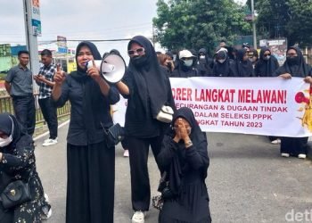 Puluhan peserta PPPK saat aksi di Polda Sumut. 