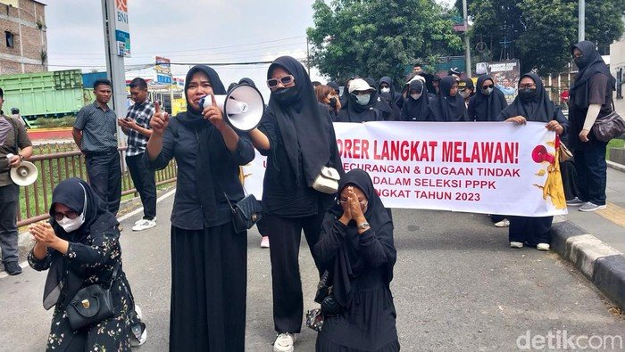 Puluhan peserta PPPK saat aksi di Polda Sumut.
