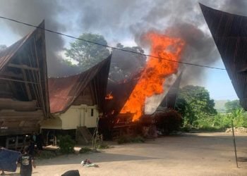 Rumah bolon yang terbakar di Desa Sianjur Mulamula. 