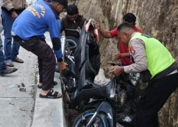 Sepeda motor warga di Taput masuk ke parit.
