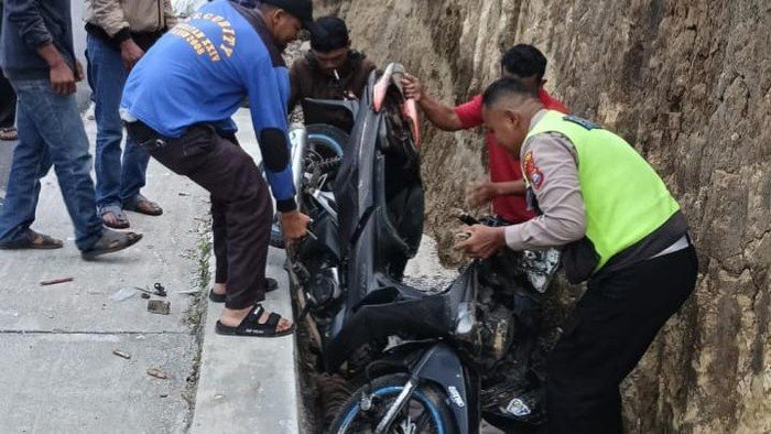 Sepeda motor warga di Taput masuk ke parit.