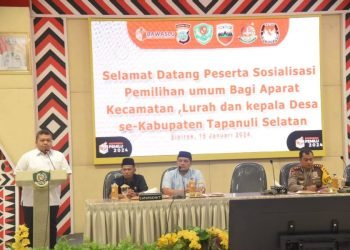 Bupati Tapsel Dolly Pasaribu  memberika kata sambutan pada acara sosialisasi pemilihan umum bagi aparat kecamatan, lurah dan kepala desa se-Kabupaten Tapanuli Selatan di Aula Sarasi, Lantai III, Kantor Bupati setempat, Senin (15/1). (IST)