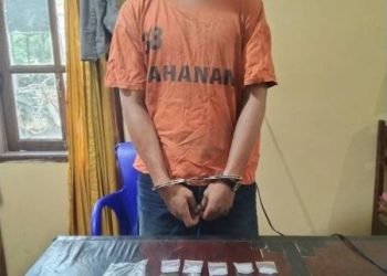 Tersangka bersama barang bukti.