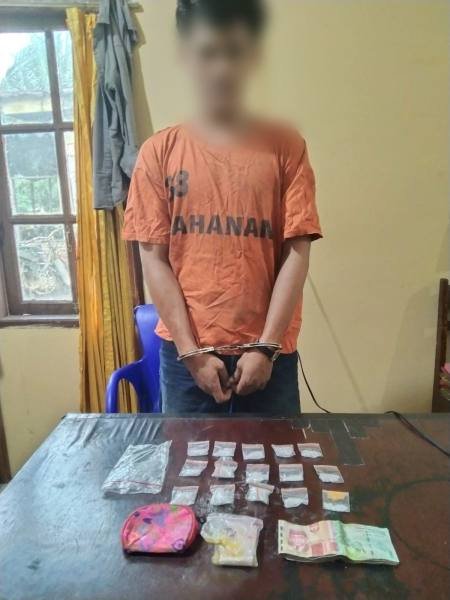 Tersangka bersama barang bukti.