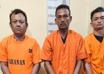 Ketiga tersangka dan barang bukti ganja.