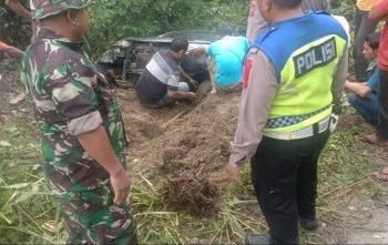 Mobil Avanza warna hitam BM 1450 QZ , terjun kejurang di wilayah Desa Ulu Aer, Kecamatan Sosopan, Kabupaten Palas.